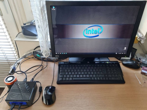 Intel NUC mini pc [4x2,3Ghz/8GB/240SSD/W10]